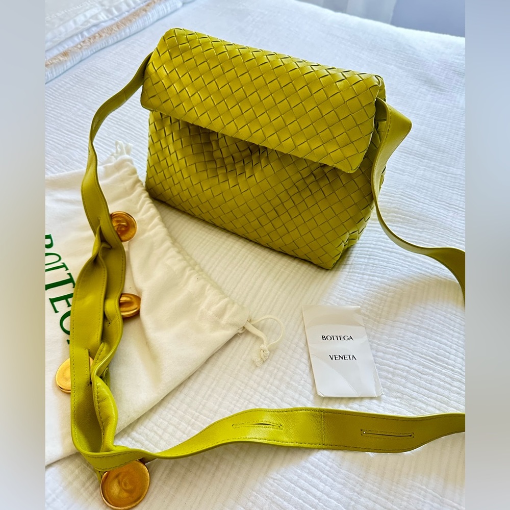 Bottega Veneta Nappa Intrecciato The Fold Crossbody in Kiwi